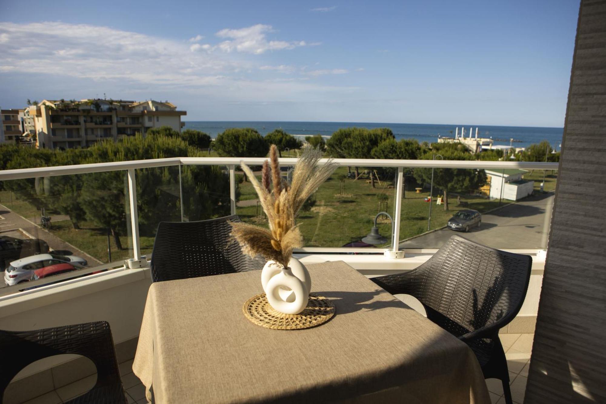 Residenze Roscioli Aparthotel Roseto Degli Abruzzi Exterior photo